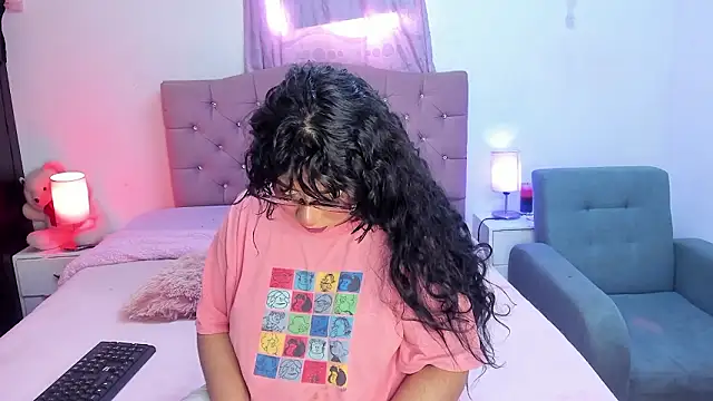 Latinabombsheell online show from February 2026 07:18:01 PM