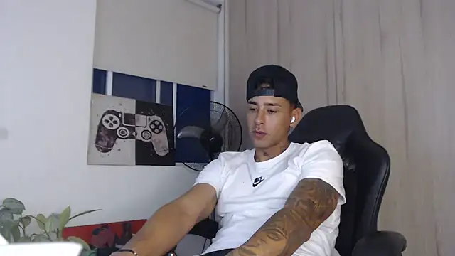 felipelopezz23 online show from May 2026 10:36:01 AM