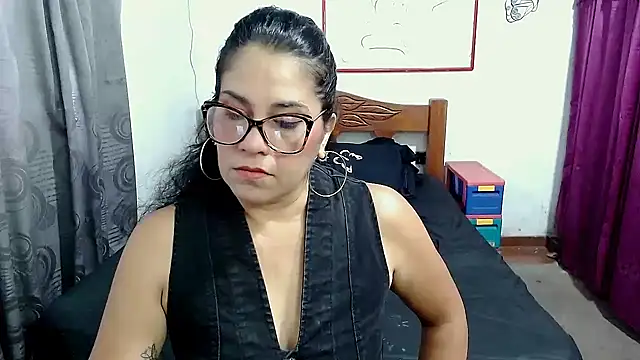 Mistresskloe01 online show from September 2025 12:27:02 PM