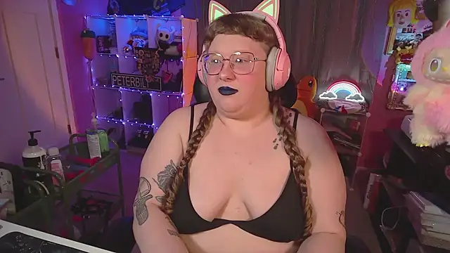 Snapshot of FatVeronica chatting on February 2026 01:38:01 AM FatVeronica online show from February 2026 01:38:01 AM