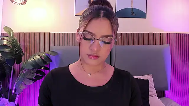 NicolleeEvanss online show from May 2026 11:18:02 AM