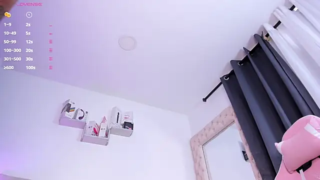 lorennahernandez01 online show from October 2025 11:40:01 AM