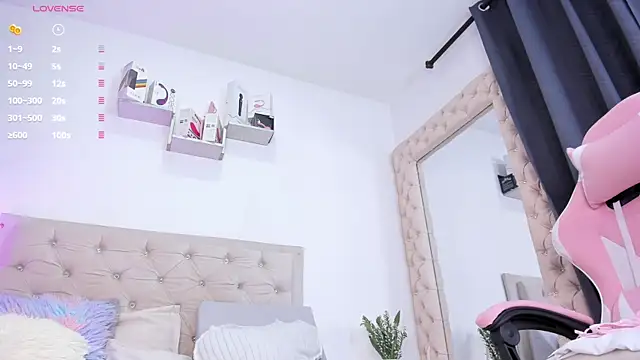 lorennahernandez01 online show from October 2025 11:30:01 AM