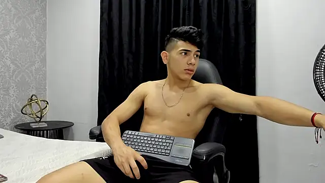 Snapshot of andrew_rose_ chatting on December 2024 04:32:02 PM andrew rose online show from December 2024 04:32:02 PM