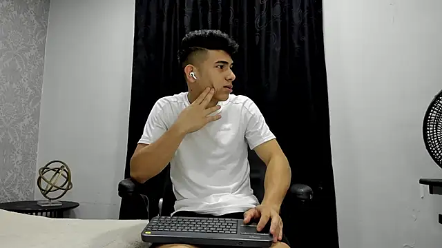 Snapshot of andrew_rose_ chatting on December 2024 02:50:01 PM andrew rose online show from December 2024 02:50:01 PM