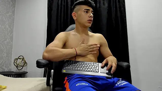 Snapshot of andrew_rose_ chatting on January 2025 05:11:01 PM andrew rose online show from January 2025 05:11:01 PM