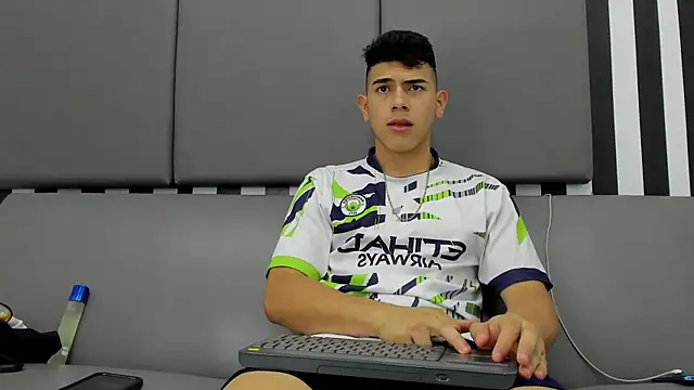 Snapshot of andrew_rose_ chatting on January 2025 02:29:01 AM andrew rose online show from January 2025 02:29:01 AM