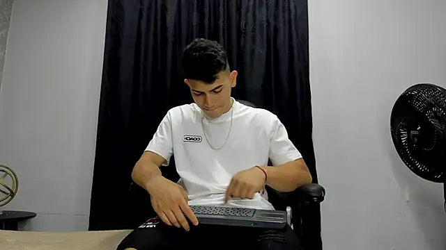 Snapshot of andrew_rose_ chatting on January 2025 11:00:02 PM andrew rose online show from January 2025 11:00:02 PM