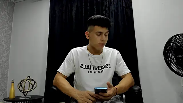 Snapshot of andrew_rose_ chatting on January 2025 10:41:01 PM andrew rose online show from January 2025 10:41:01 PM