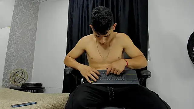 Snapshot of andrew_rose_ chatting on March 2025 03:44:02 AM andrew rose online show from March 2025 03:44:02 AM