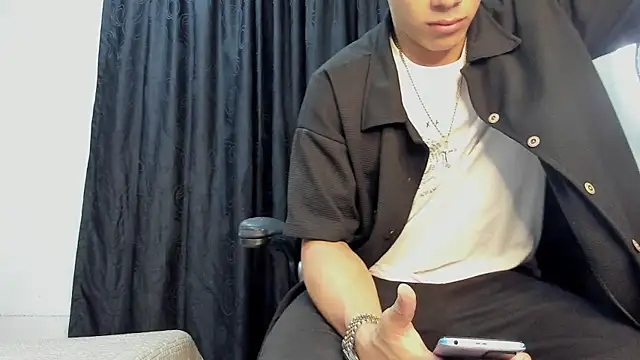 Snapshot of andrew_rose_ chatting on March 2025 03:41:02 AM andrew rose online show from March 2025 03:41:02 AM