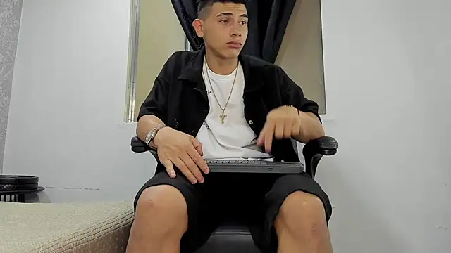 Snapshot of andrew_rose_ chatting on March 2025 06:46:02 AM andrew rose online show from March 2025 06:46:02 AM