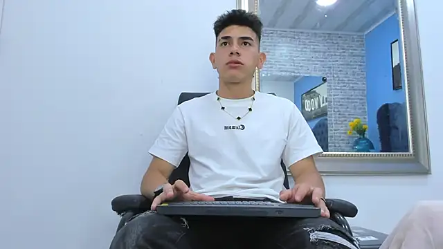 Snapshot of andrew_rose_ chatting on October 2025 03:15:02 AM andrew rose online show from October 2025 03:15:02 AM