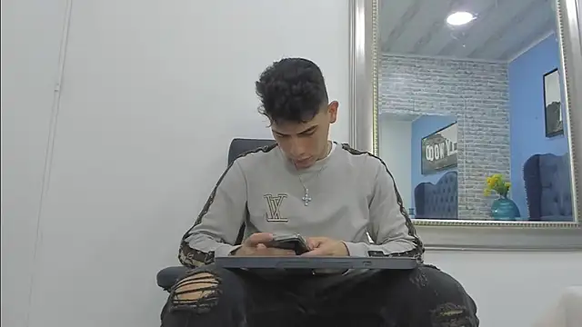 Snapshot of andrew_rose_ chatting on October 2025 03:59:01 AM andrew rose online show from October 2025 03:59:01 AM