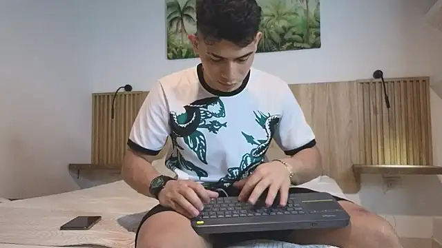 Snapshot of andrew_rose_ chatting on October 2025 10:32:01 PM andrew rose online show from October 2025 10:32:01 PM