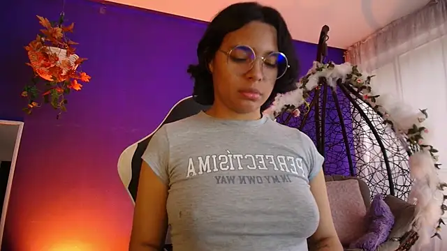 Emmapark  online show from April 2026 07:40:02 PM