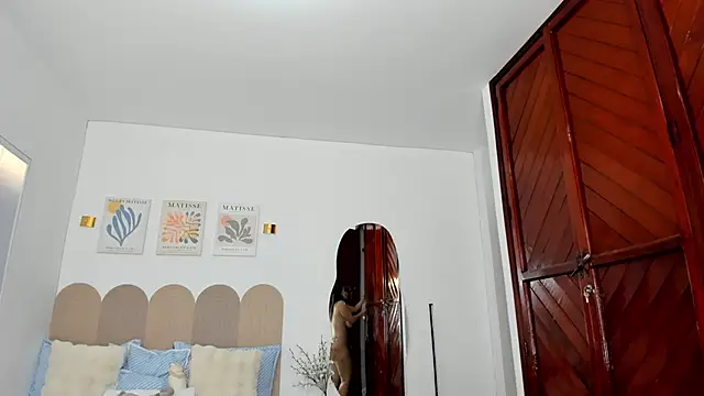 layla vanegas online show from June 2026 10:41:02 PM
