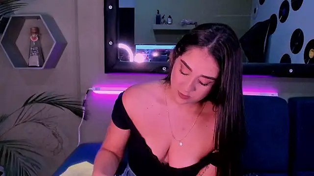 Snapshot of Sussy_Bell01 chatting on December 2024 08:33:02 PM Sussy Bell01 online show from December 2024 08:33:02 PM