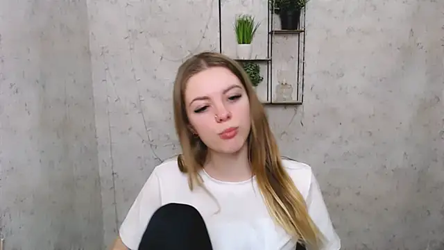 Snapshot of AliceFlirtt_ chatting on March 2025 10:26:02 AM AliceFlirtt online show from March 2025 10:26:02 AM