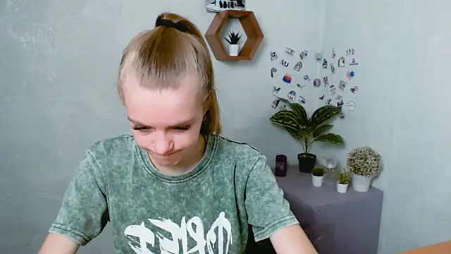 Snapshot of AliceFlirtt_ chatting on September 2025 08:27:01 AM AliceFlirtt online show from September 2025 08:27:01 AM