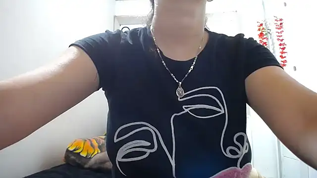 Luna girlhot  online show from April 2026 05:25:02 PM