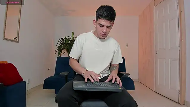 Snapshot of Ares_Johnson chatting on October 2025 01:37:02 AM Ares Johnson online show from October 2025 01:37:02 AM