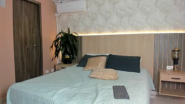 rebeca cortez  online show from April 2026 08:10:01 PM