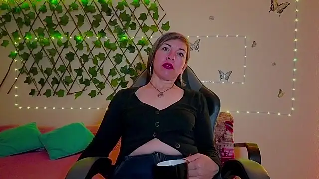 Lady breaks hearts online show from November 2025 10:37:01 AM