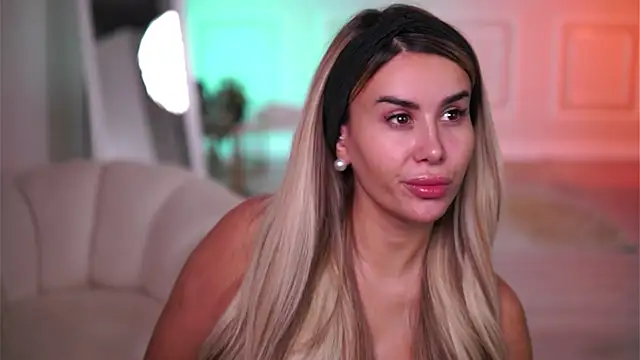 Snapshot of EvaZane chatting on November 2025 10:02:01 PM EvaZane online show from November 2025 10:02:01 PM