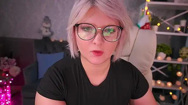 Snapshot of CoolTatis chatting on December 2024 07:03:01 AM CoolTatis online show from December 2024 07:03:01 AM