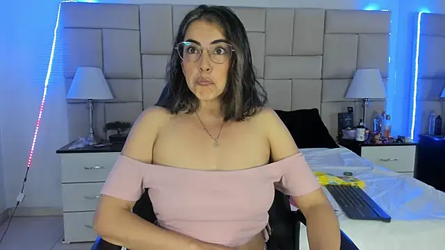 Snapshot of IsisLoveyes_ chatting on January 2025 12:23:02 AM IsisLoveyes online show from January 2025 12:23:02 AM