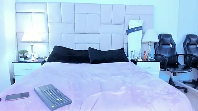 Snapshot of IsisLoveyes_ chatting on November 2025 12:32:01 AM IsisLoveyes online show from November 2025 12:32:01 AM