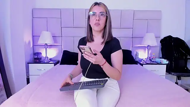 Snapshot of IsisLoveyes_ chatting on February 2026 12:04:02 AM IsisLoveyes online show from February 2026 12:04:02 AM