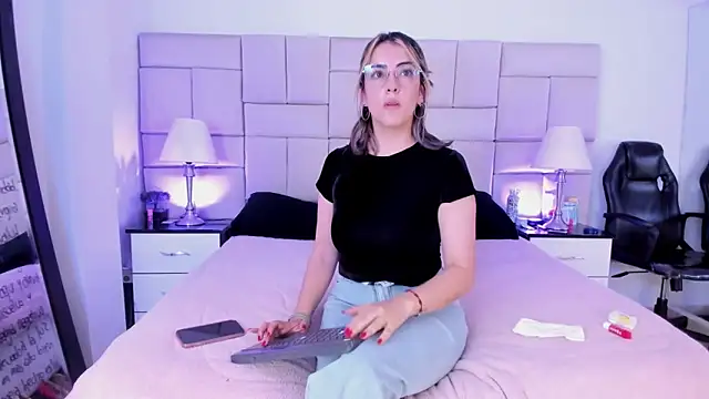 Snapshot of IsisLoveyes_ chatting on February 2026 10:03:02 PM IsisLoveyes online show from February 2026 10:03:02 PM