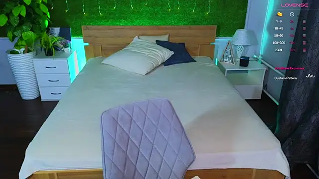 Hayle Hill online show from December 2024 01:46:01 AM