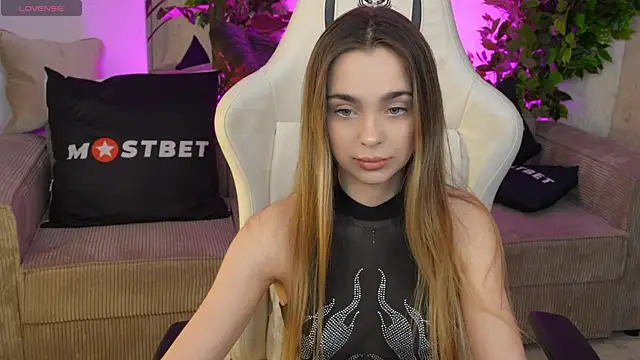 Snapshot of Lana_Pulse chatting on December 2024 07:42:01 PM Lana Pulse online show from December 2024 07:42:01 PM