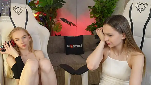 Snapshot of Lana_Pulse chatting on December 2024 02:31:02 AM Lana Pulse online show from December 2024 02:31:02 AM