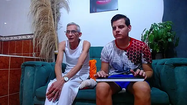 Snapshot of Leon_hot_X chatting on February 2025 05:10:01 AM Leon hot X online show from February 2025 05:10:01 AM