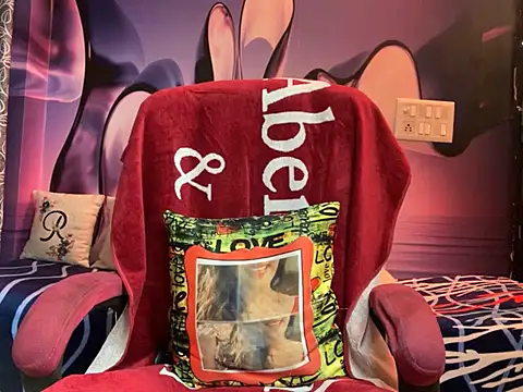 Snapshot of Royal_girl_1 chatting on February 2025 08:03:02 PM Royal girl 1 online show from February 2025 08:03:02 PM