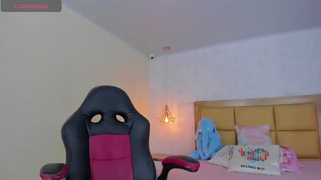 LARSONMIA online show from March 2025 12:15:01 PM