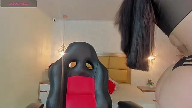 LARSONMIA online show from March 2026 12:21:02 PM