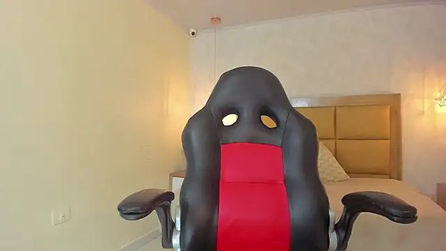 LARSONMIA online show from April 2026 12:38:01 PM