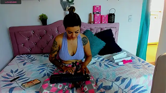 mia bigtits17 online show from July 2026 04:44:01 PM