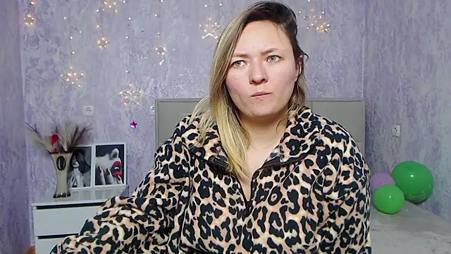 Snapshot of SallyVerda chatting on January 2025 09:28:01 PM SallyVerda online show from January 2025 09:28:01 PM