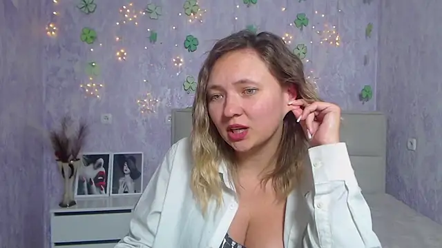 Snapshot of SallyVerda chatting on March 2025 12:49:01 AM SallyVerda online show from March 2025 12:49:01 AM