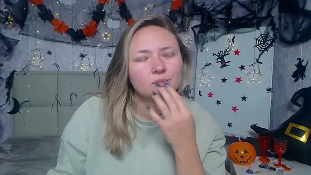 Snapshot of SallyVerda chatting on October 2025 05:09:02 PM SallyVerda online show from October 2025 05:09:02 PM