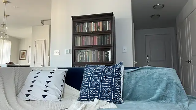 YUMIandbigWOLF online show from February 2025 06:20:02 PM