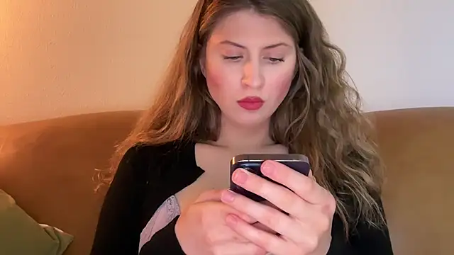 YUMIandbigWOLF online show from September 2025 10:20:02 PM