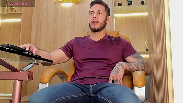 Snapshot of George_Diesell chatting on January 2025 09:29:02 PM George Diesell online show from January 2025 09:29:02 PM