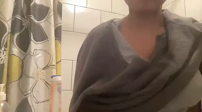 Snapshot of MommyConfident chatting on December 2024 10:01:02 PM MommyConfident online show from December 2024 10:01:02 PM